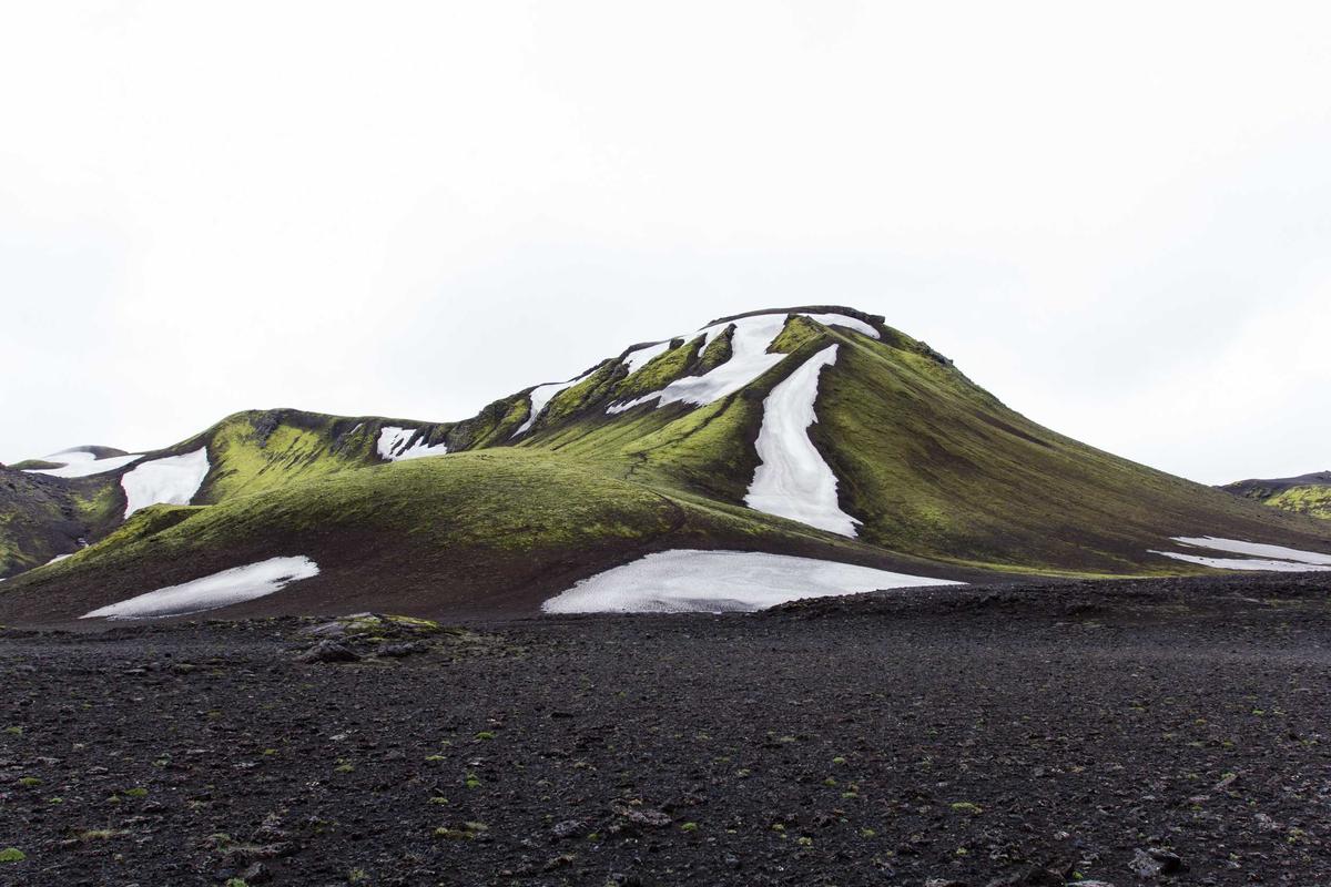 Route sinueuse traversant des montagnes verdoyantes lors d'un road-trip